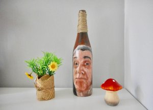 Aangepast portret op een lege wijnfles een uniek cadeau
